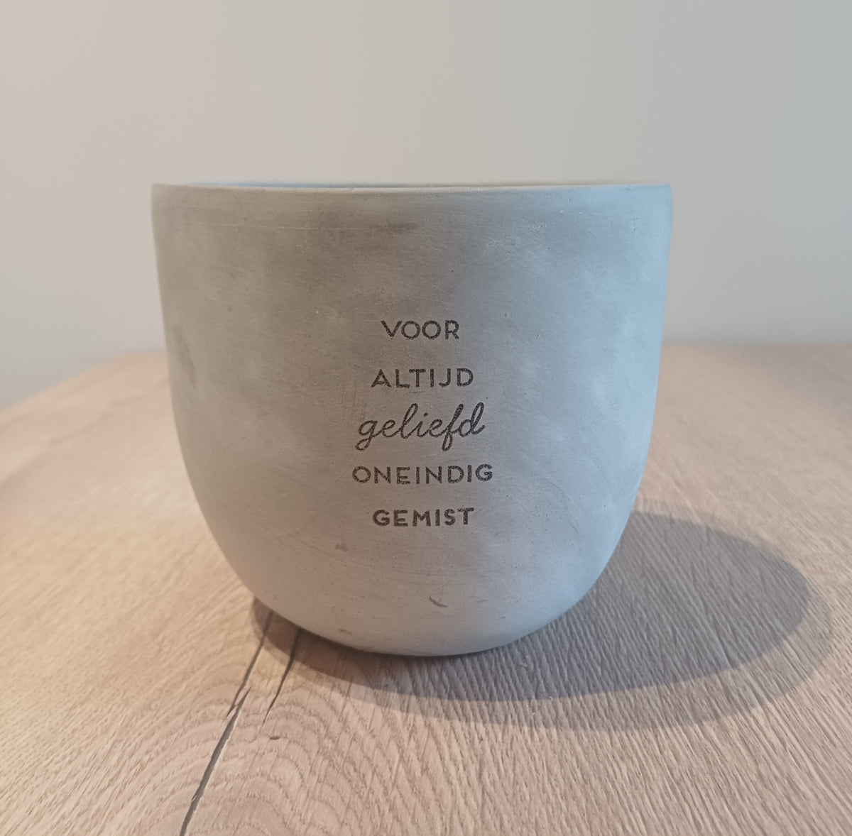 Betonnen bloempot 'voor altijd geliefd,...'