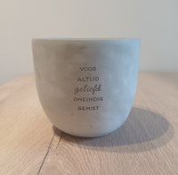 Betonnen bloempot 'voor altijd geliefd,...'