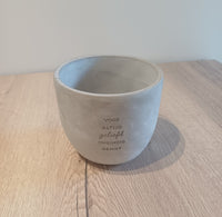 Betonnen bloempot 'voor altijd geliefd,...'