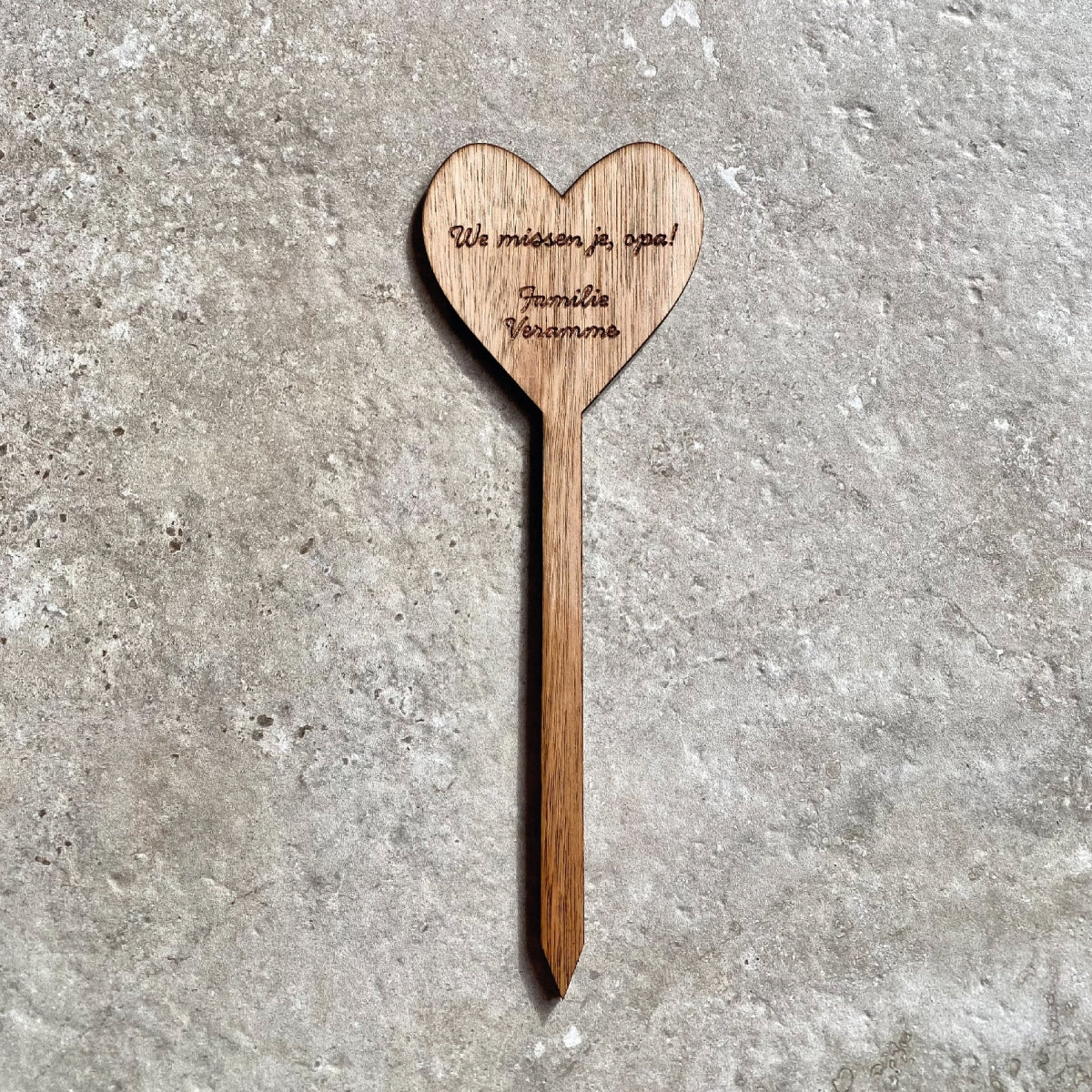 Houten steker bij bloempot