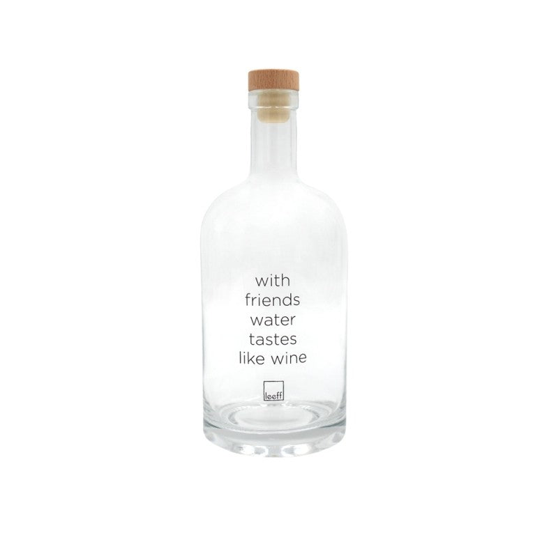 Waterfles 'with friends water tastes like wine'