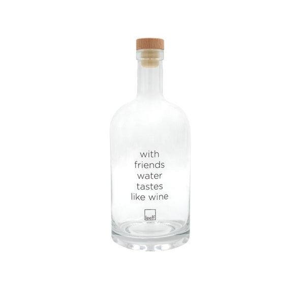 Waterfles 'with friends water tastes like wine'
