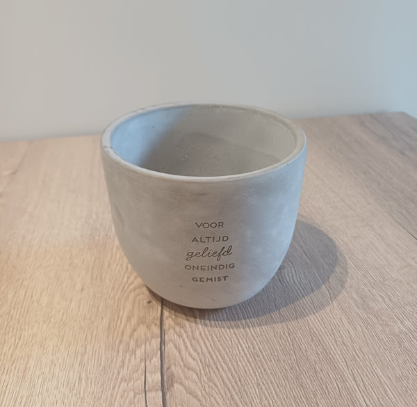 Betonnen bloempot 'voor altijd geliefd,...'