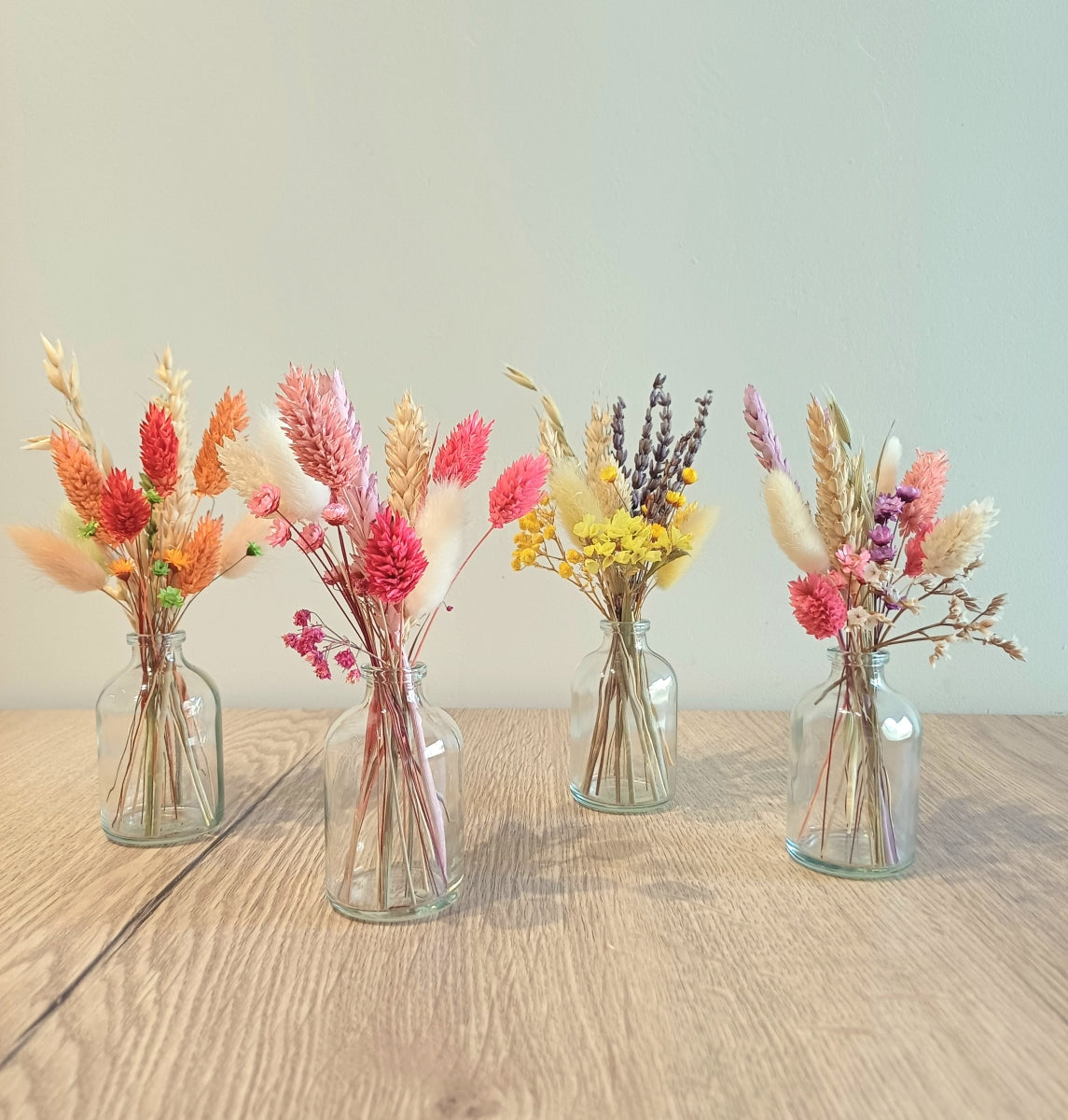 Vaasje met droogbloemen