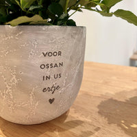Betonnen bloempot 'voor ossan in us ertje'